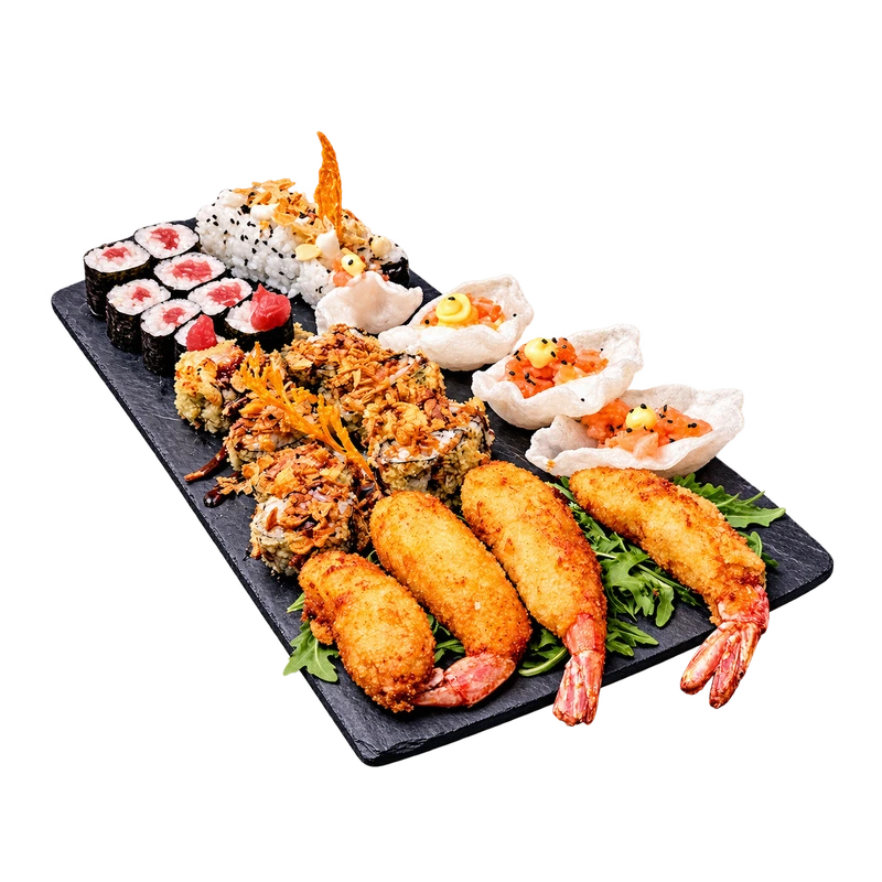 Un tagliere di sushi del Matèn su ardesia: uramaki, hosomaki fritti, gamberi in tempura e nuvolette di gambero