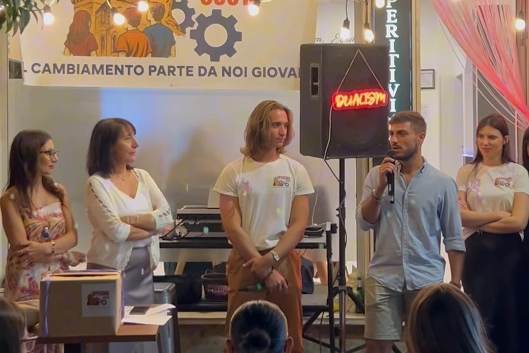 La serata Aperifood davanti al Matèn, con lo striscione di Officina 93014