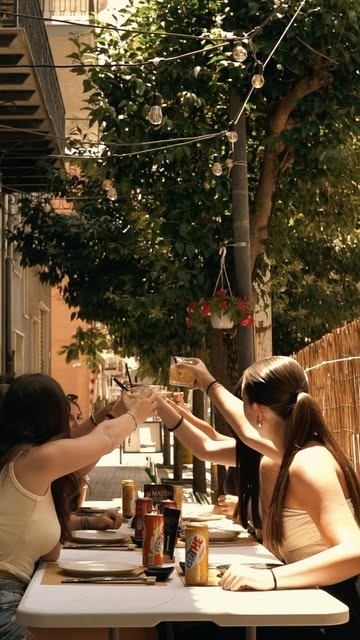Un brindisi ai tavoli all’aperto del Matèn